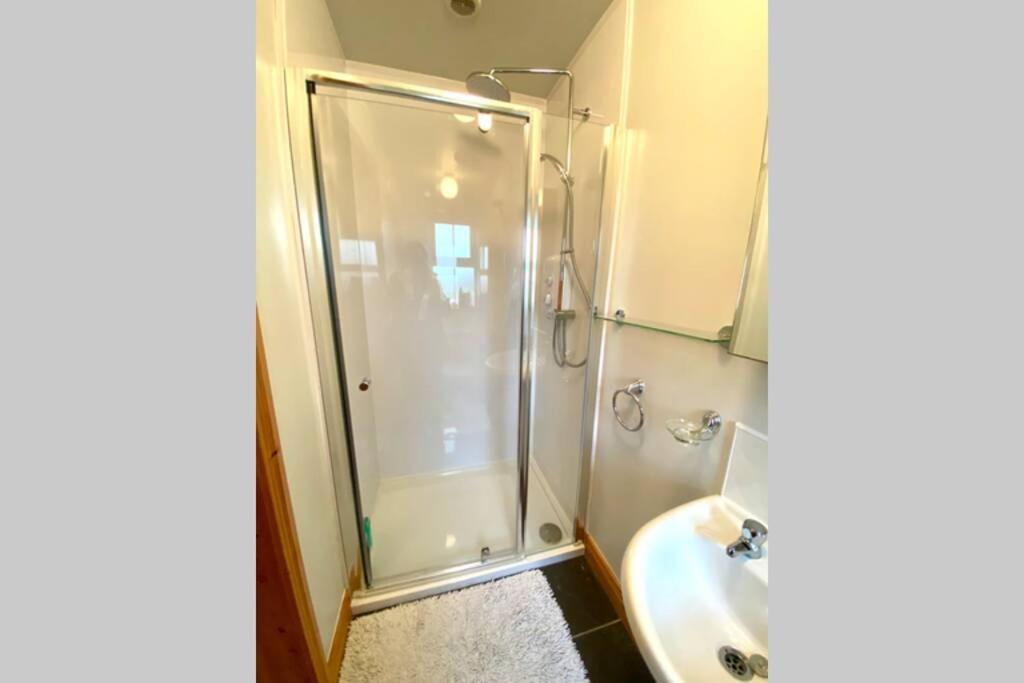 3 Bedroom House Located In Centre Of カーンドナー エクステリア 写真